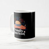 アメリカ国旗のサンハット – 誇らしげにアメリカ コーヒーマグカップ (正面左)