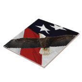 アメリカ国旗の上を飛んでいるワシ タイル (側面)