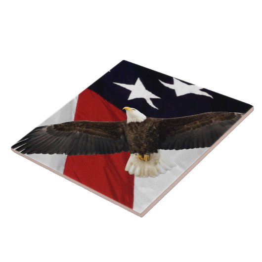 アメリカ国旗の上を飛んでいるワシ タイル (側面)