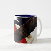 アメリカ国旗の上を飛んでいるワシ ツートーンマグカップ (正面右)