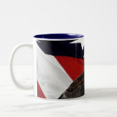 アメリカ国旗の上を飛んでいるワシ ツートーンマグカップ (左)