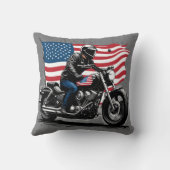 アメリカ国旗の下にプライドのあるライダークルージング クッション (裏面)