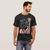 アメリカ国旗の中のネコ愛国心のティー Tシャツ (正面フル)