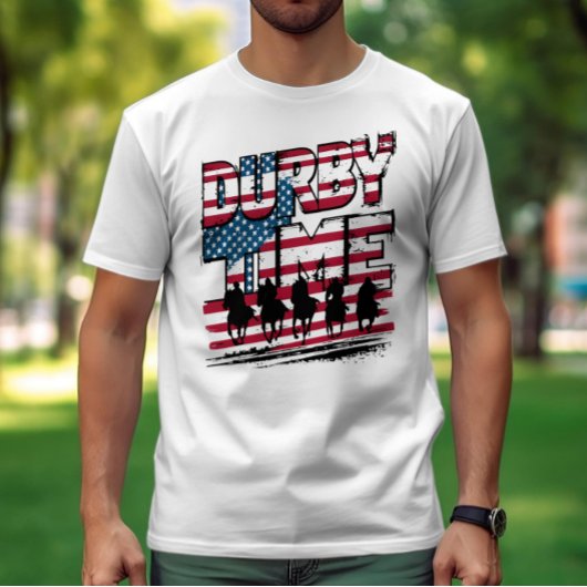アメリカ国旗の前に乗馬している乗馬の愛国者 Tシャツ