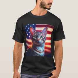 アメリカ国旗の前のアメリカンポリダクティル猫 Tシャツ