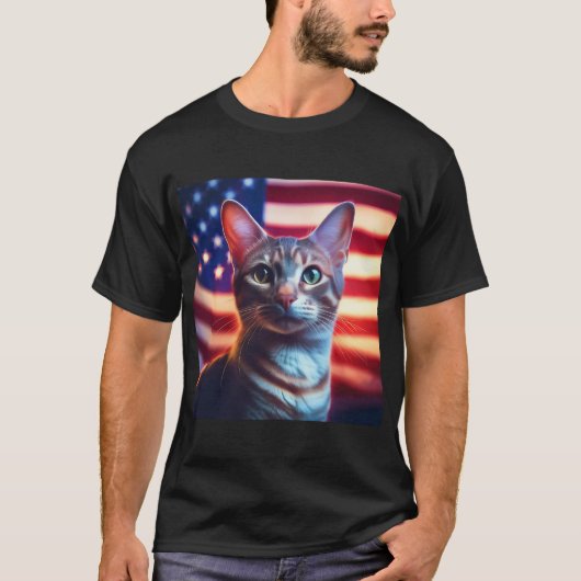アメリカ国旗の前のアメリカンポリダクティル猫 Tシャツ (正面)