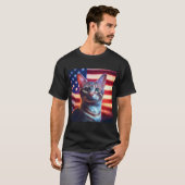 アメリカ国旗の前のアメリカンポリダクティル猫 Tシャツ (正面フル)