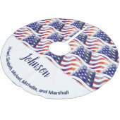 アメリカ国旗の家族が愛国的なクリスマスを名乗る ブラッシュドポリエステルツリースカート (アングル)