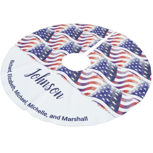 アメリカ国旗の家族が愛国的なクリスマスを名乗る ブラッシュドポリエステルツリースカート (アングル)