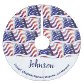 アメリカ国旗の家族が愛国的なクリスマスを名乗る ブラッシュドポリエステルツリースカート (正面)