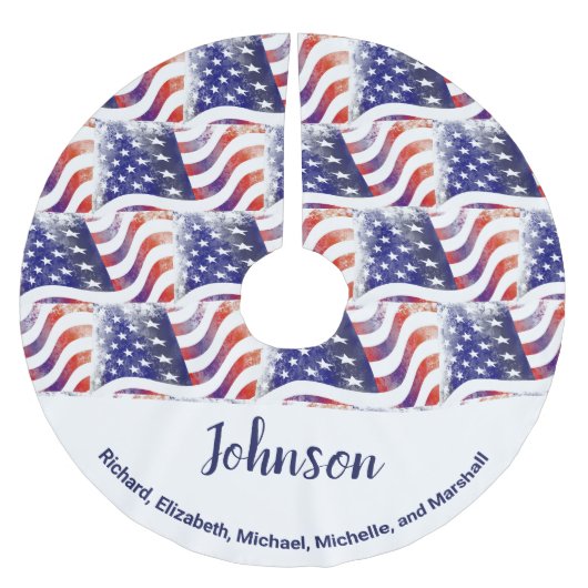 アメリカ国旗の家族が愛国的なクリスマスを名乗る ブラッシュドポリエステルツリースカート (正面)