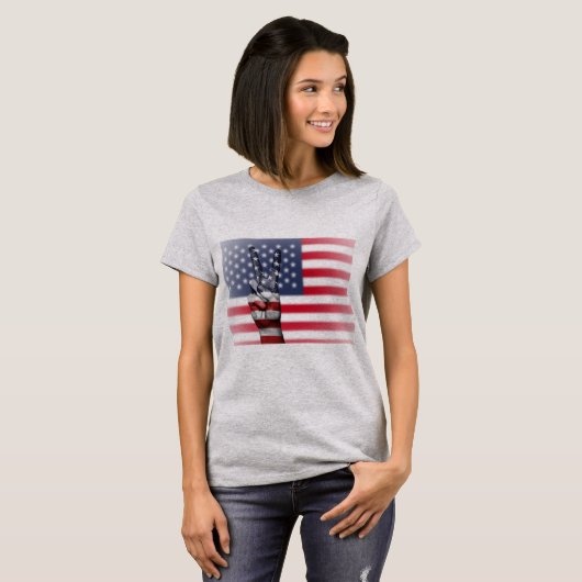 アメリカ国旗の平和サインの女性のシャツ Tシャツ (正面フル)