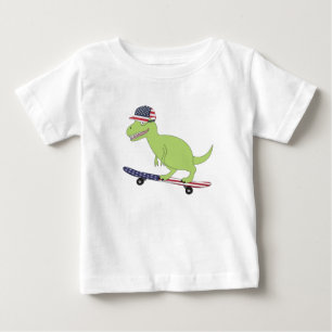 アメリカ国旗の恐竜スケートボード ベビーTシャツ