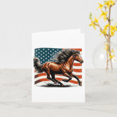 アメリカ国旗の愛国的な馬の馬が遠くに乗る カード (黄色い花)