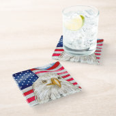 アメリカ国旗の愛国芸術の前のハゲのワシ ガラスコースター (アングル)