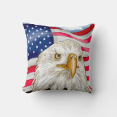 アメリカ国旗の愛国芸術の前のハゲのワシ クッション (正面)