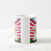 アメリカ国旗の愛国芸術の前のハゲのワシ コーヒーマグカップ (中央)
