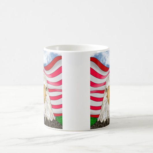 アメリカ国旗の愛国芸術の前のハゲのワシ コーヒーマグカップ (中央)