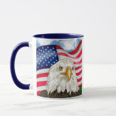 アメリカ国旗の愛国芸術の前のハゲのワシ マグカップ (左)