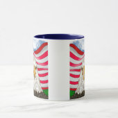 アメリカ国旗の愛国芸術の前のハゲのワシ マグカップ (中央)