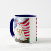 アメリカ国旗の愛国芸術の前のハゲのワシ マグカップ (正面左)
