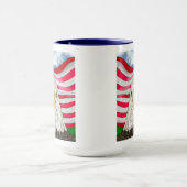 アメリカ国旗の愛国芸術の前のハゲのワシ マグカップ (中央)