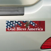 アメリカ国旗の抽象的なデザインにハクトウワシ バンパーステッカー (車上)