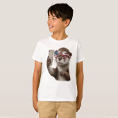 アメリカ国旗の眼鏡をかけたかわいいカワウソ Tシャツ (正面フル)