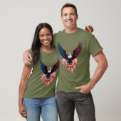 アメリカ国旗の翼を持つハクトウワシ – 米国 Tシャツ (ユニセックス)