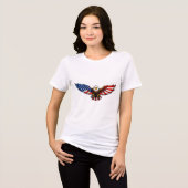 アメリカ国旗の翼 ハクトウワシ 愛国心あふれる独立記念日の トライブレンドＴシャツ (正面全面)