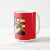 アメリカ国旗の背景の美しい猫 コーヒーマグカップ (正面右)