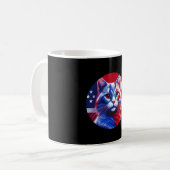 アメリカ国旗の背景の赤白青の猫 コーヒーマグカップ (正面左)