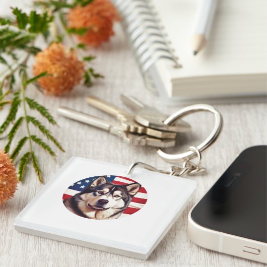 アメリカ国旗の背景を持つアラスカン・マラムート キーホルダー (正面右)
