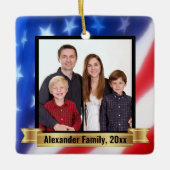 アメリカ国旗の背景愛国的な家族の写真 セラミックオーナメント (正面)