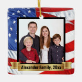 アメリカ国旗の背景愛国的な家族の写真 セラミックオーナメント (正面)