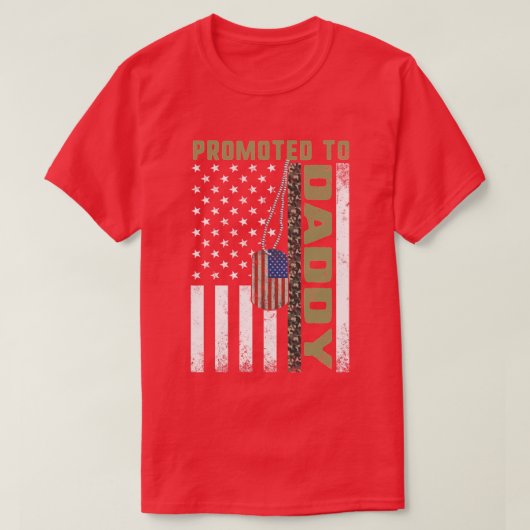 アメリカ国旗の迷彩柄Tシャツのお父さんに昇進 Tシャツ (デザイン正面)