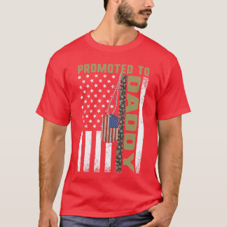 アメリカ国旗の迷彩柄Tシャツのお父さんに昇進 Tシャツ