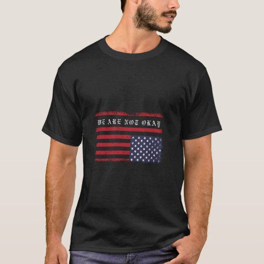 アメリカ国旗の逆さまな抗議は大丈夫じゃない Tシャツ (正面)