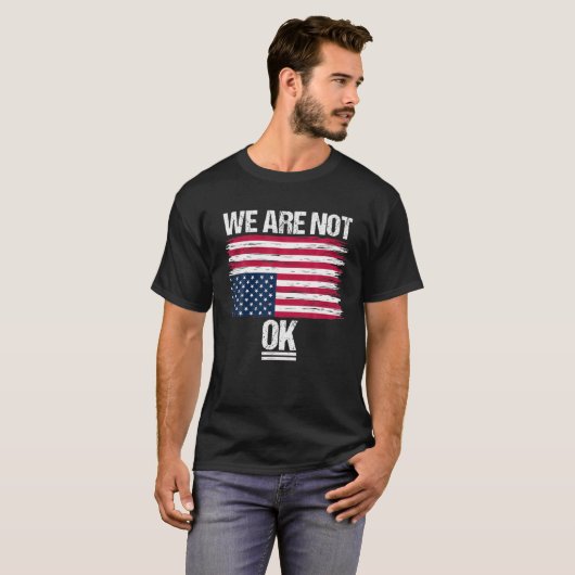 アメリカ国旗の逆さ悩み我々は大丈夫ではない Tシャツ (正面フル)