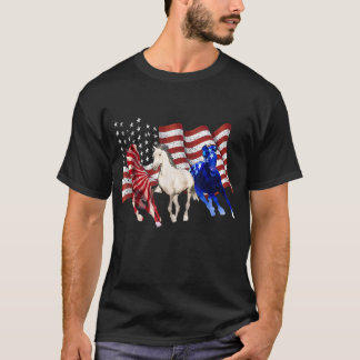 アメリカ国旗の馬の愛国的な赤白青 Tシャツ
