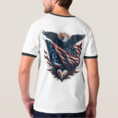 アメリカ国旗のTシャツを着た愛国的なワシ Tシャツ (裏面)
