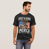 アメリカ国旗はアメリカを愛する女の子にすぎない Tシャツ (正面フル)