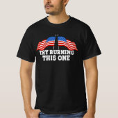 アメリカ国旗は、この1つの独立Daを焼こうとする Tシャツ (正面)