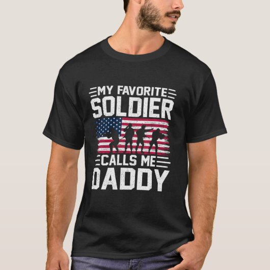 アメリカ国旗わたしの兵士はパパ軍の父をDと呼ぶ Tシャツ (正面)