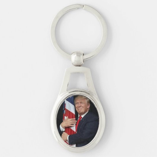 アメリカ国旗を抱きしめているトランプ キーホルダー (正面)