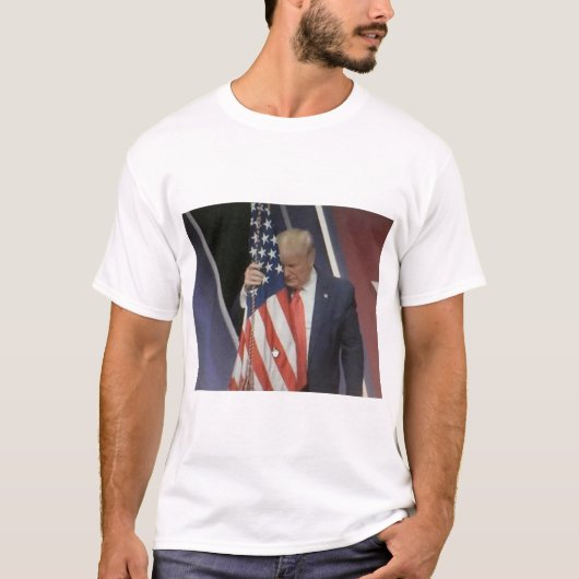 アメリカ国旗を抱きしめるトランプ大統領 Tシャツ (正面)