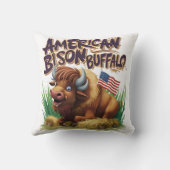 アメリカ国旗を持つアメリカのバイソン・バッファロー クッション (裏面)