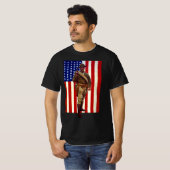 アメリカ国旗を持つヴィンテージな愛国心あふれる兵隊 Tシャツ (正面フル)