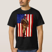 アメリカ国旗を持つヴィンテージな愛国心あふれる兵隊 Tシャツ (正面)