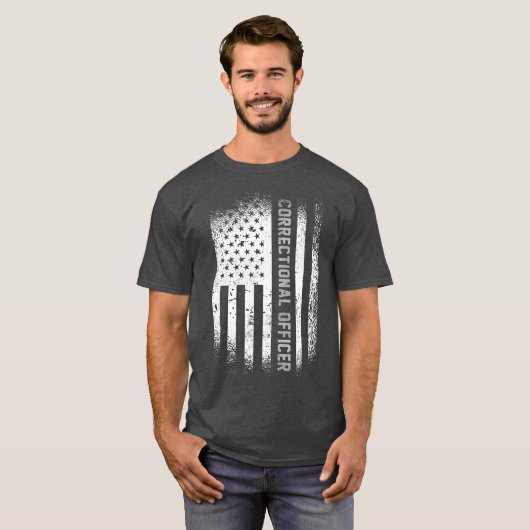 アメリカ国旗を持つ刑務官 Tシャツ (正面フル)